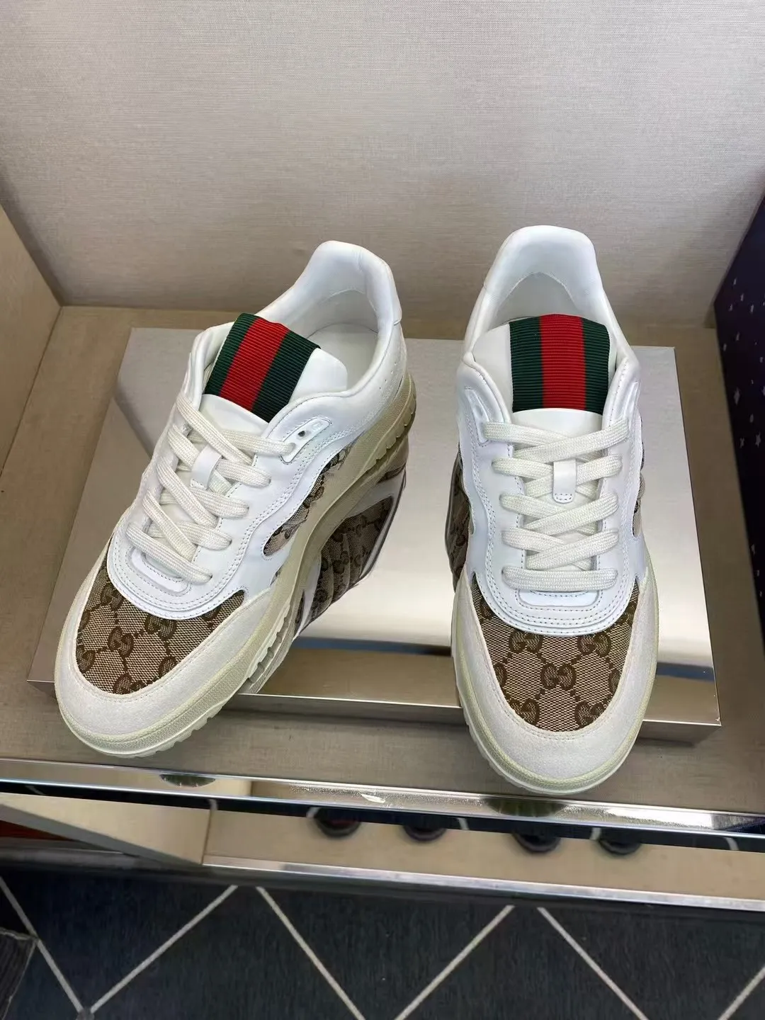P400 new men's shoes GUCCI [Lightning] latest shoes are shipped. Original quality, fashionable, made of special materials, sheepskin lining, brand new packaging. The foot feels super comfortable and the workmanship is impeccable. Size: Male 38-45.